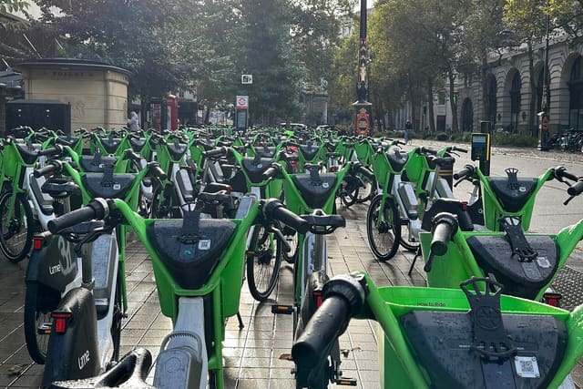 Rows of shared Lime e-bikes in London